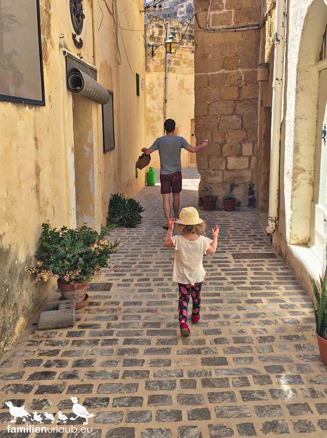 Gozo-Għajnsielem3 Gasse Gozo Papa Tochter
