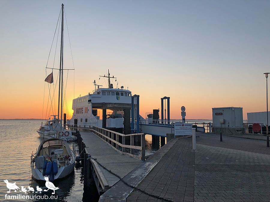 Rügen-Schaprode-Fähre-Sonnenuntergang Hafen von Schaprode