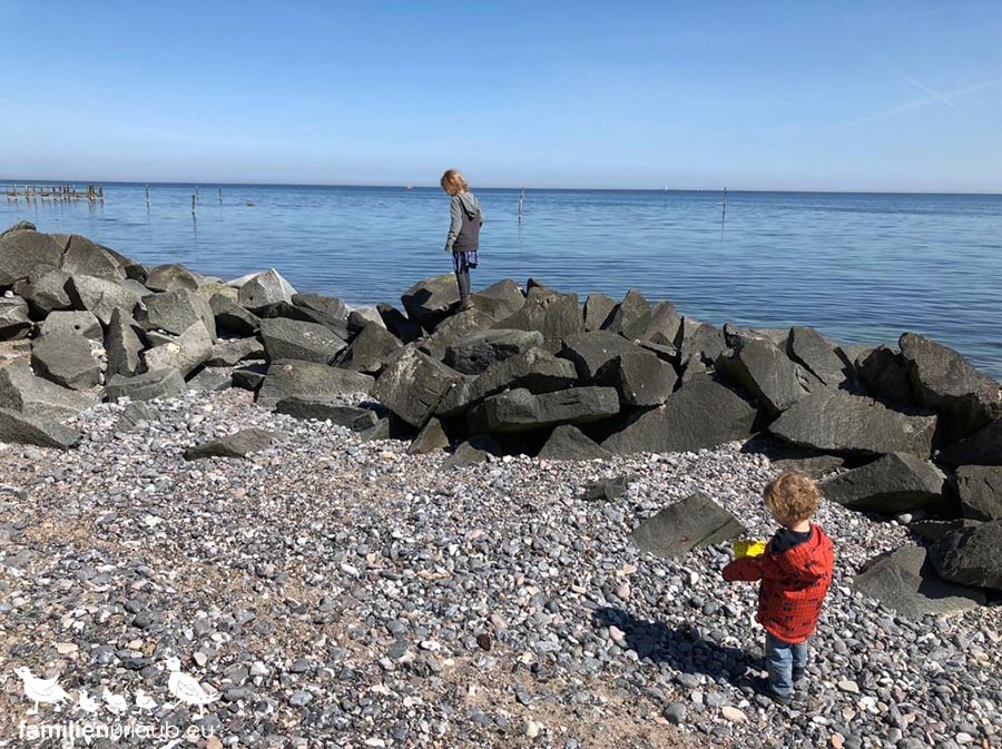 Rügen-mit-Kindern Kinder Steinstrand Rügen